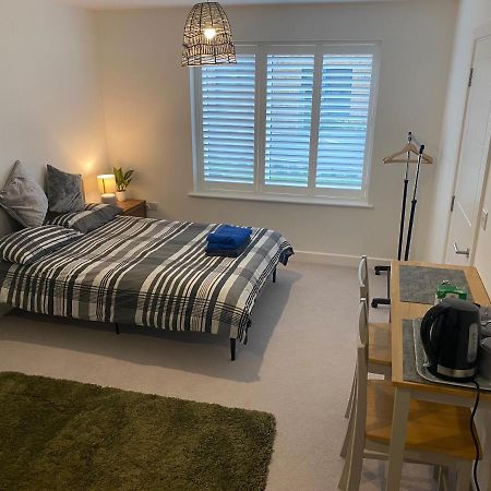 Very Large Double Room With Corner Sofa, Sky Tv, Netflix Etc, Fridge And Microwave Newhaven Ngoại thất bức ảnh