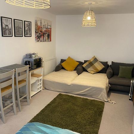 Very Large Double Room With Corner Sofa, Sky Tv, Netflix Etc, Fridge And Microwave Newhaven Ngoại thất bức ảnh