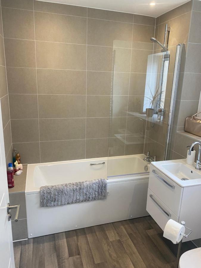 Very Large Double Room With Corner Sofa, Sky Tv, Netflix Etc, Fridge And Microwave Newhaven Ngoại thất bức ảnh