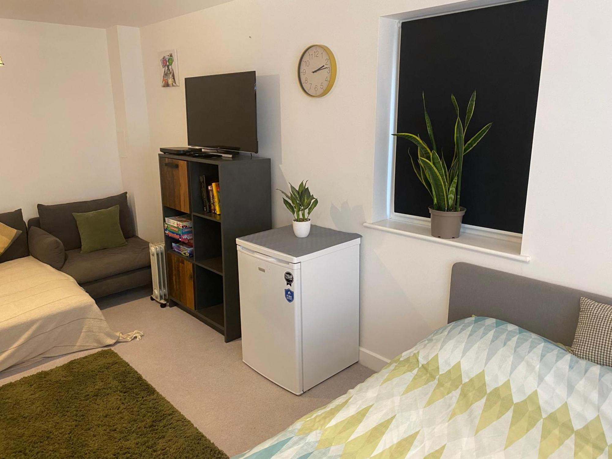 Very Large Double Room With Corner Sofa, Sky Tv, Netflix Etc, Fridge And Microwave Newhaven Ngoại thất bức ảnh